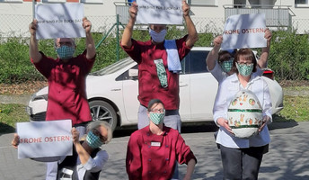 Team mit Masken vor dem Berliner Seniorendomizil Wilhelm-Stift