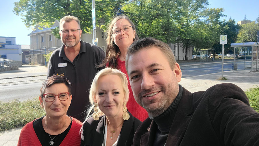 Das Leitungsteam von Procurand Wriezener Straße und die Politikerinnen Elske Hildebrandt und Simona Koß posieren gemeinsam für ein Selfie.