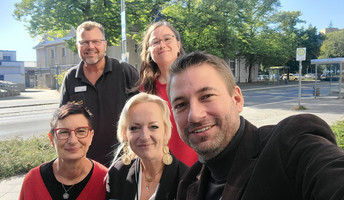 Das Leitungsteam von Procurand Wriezener Straße und die Politikerinnen Elske Hildebrandt und Simona Koß posieren gemeinsam für ein Selfie.