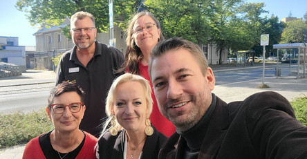 Das Leitungsteam von Procurand Wriezener Straße und die Politikerinnen Elske Hildebrandt und Simona Koß posieren gemeinsam für ein Selfie.