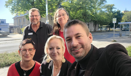 Das Leitungsteam von Procurand Wriezener Straße und die Politikerinnen Elske Hildebrandt und Simona Koß posieren gemeinsam für ein Selfie.