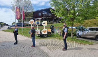 Maibaum wird aufgestellt