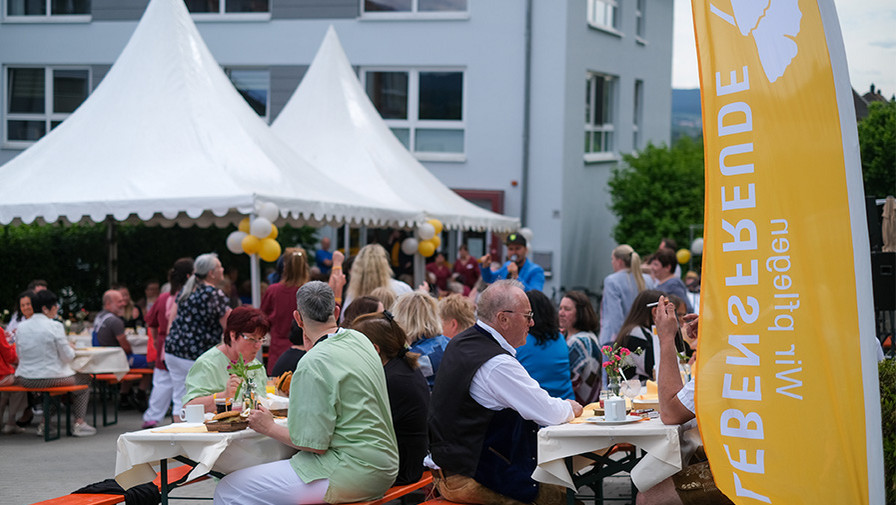 Foto vom Standort ProCurand Cham zum 25-jährigen Jubiläum.