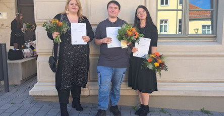 Vanessa Kauschmann, Mandy Krill und Lukas Macke stehen stolz mit ihren Abschlusszeugnissen in der Hand, bereit, das Team der Seniorenresidenz Am Schlosspark nach drei erlebnisreichen Jahren in der Ausbildung zu unterstützen! 