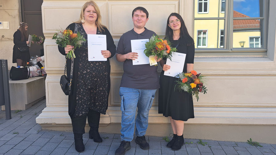 Vanessa Kauschmann, Mandy Krill und Lukas Macke stehen stolz mit ihren Abschlusszeugnissen in der Hand, bereit, das Team der Seniorenresidenz Am Schlosspark nach drei erlebnisreichen Jahren in der Ausbildung zu unterstützen! 