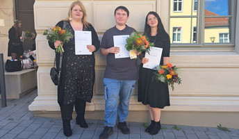 Vanessa Kauschmann, Mandy Krill und Lukas Macke stehen stolz mit ihren Abschlusszeugnissen in der Hand, bereit, das Team der Seniorenresidenz Am Schlosspark nach drei erlebnisreichen Jahren in der Ausbildung zu unterstützen! 