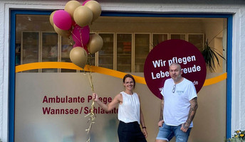 Christin Teichmüller (Pflegedienstleitung) und Lutz Römer (stellv. Pflegedienstleitung) bei der Eröffnungsfeier des neuen ProCurand-Standorts Ambulante Pflege Wannsee/Schlachtensee