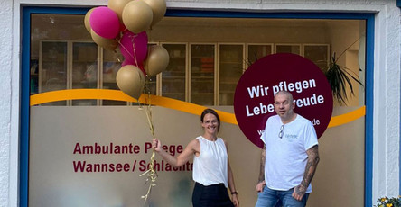 Christin Teichmüller (Pflegedienstleitung) und Lutz Römer (stellv. Pflegedienstleitung) bei der Eröffnungsfeier des neuen ProCurand-Standorts Ambulante Pflege Wannsee/Schlachtensee