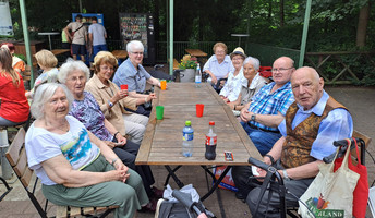 Pause der Tagesgäste der ProCurand Tagespflege Strausberg im Zoo Eberswalde