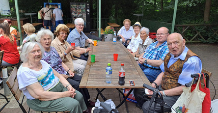 Pause der Tagesgäste der ProCurand Tagespflege Strausberg im Zoo Eberswalde