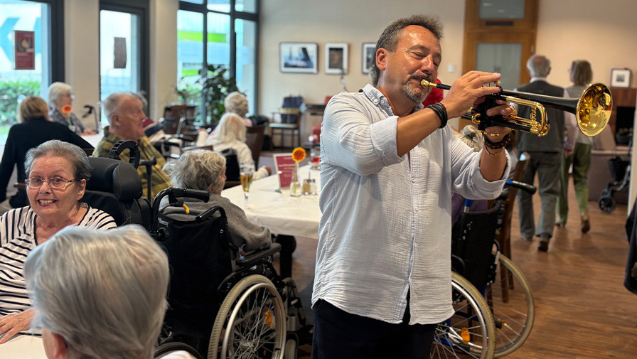 Musiker Kiril Janev begeistert im Restaurant Vier Jahreszeiten der ProCurand Seniorenresidenz Bölschestraße mit seiner Trompete und sorgt für heitere Stimmung beim Tanztee. Musiker Kiril Janev begeistert im Restaurant Vier Jahreszeiten der ProCurand Seniorenresidenz Bölschestraße mit seiner Trompete und sorgt für heitere Stimmung beim Tanztee.