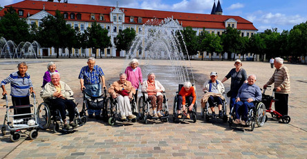 Die Bewohner*innen der ProCurand Seniorenresidenz Am Krökentor stehen erfreut vor dem Magdeburger Dom. Sie bewundern die imposante Architektur der gotischen Kathedrale und genießen den gemeinsamen Ausflug!