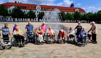 Die Bewohner*innen der ProCurand Seniorenresidenz Am Krökentor stehen erfreut vor dem Magdeburger Dom. Sie bewundern die imposante Architektur der gotischen Kathedrale und genießen den gemeinsamen Ausflug!