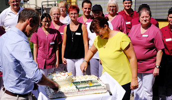 Tortenanschnitt auf dem Sommerfest in Halle