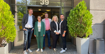 Sabine Dittmar, Staatssekretärin, zusammen mit dem Team des Standorts der ProCurand Seniorenresidenz Havelpalais. Bei ihrem Besuch tauschen sie sich über die Herausforderungen und Chancen in der Pflege aus.