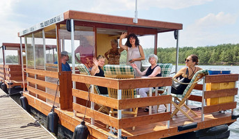 Team Cottbus auf einem Hausboot auf dem Senftenberger See