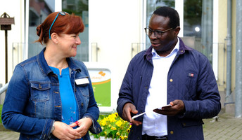 Politik trifft Altenpflege: Dr. Karamba Diaby, SPD, im Gespräch mit Einrichtungsleitung Ute Knauth, ProCurand Seniorenresidenz Am Hufeisensee 