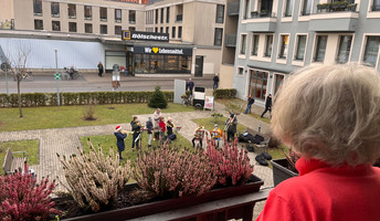 Schüler*innen der evangelischen Grundschule Friedrichshagen begeisterten die Bewohner*innen der ProCurand Seniorenresidenz Bölschestraße in Berlin mit einem Bläserkonzert.