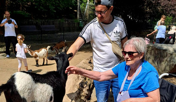 Im Magdeburger Zoo streicheln die Bewohner*innen der ProCurand Seniorenresidenz Am Krökentor die Ziegen.