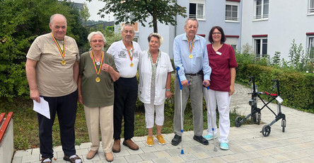 Die glücklichen Gewinner*innen der Sommerolympiade im Seniorenzentrum Am Herzogschloss in Sulzbach-Rosenberg