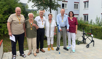 Die glücklichen Gewinner*innen der Sommerolympiade im Seniorenzentrum Am Herzogschloss in Sulzbach-Rosenberg