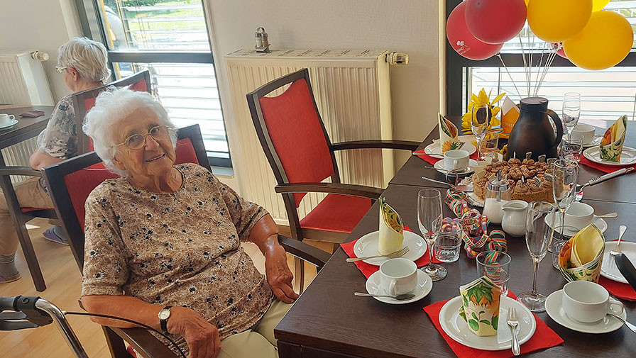 102-jähriger Geburtstag mit Seniorin in der Seniorenresidenz Am Hufeisensee