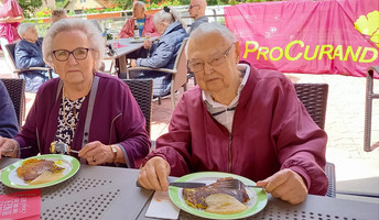 Bewohner*innen der ProCurand Seniorenresidenz Am Straussee beim Kartoffelpufferschmaus