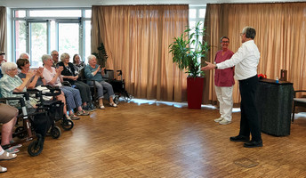 Francesco Valentino beeindruckte mit Zaubertricks die Bewohner*innen der ProCurand Seniorenresidenz Havelpalais