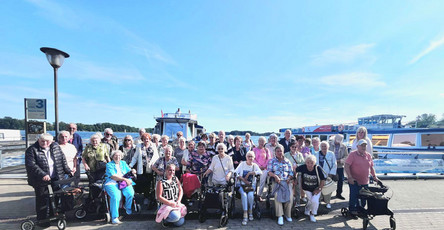 Gruppenbild der Bewohner*innen und Mieter*innen der ProCurand Strausberg im Hafen Bad Saarow