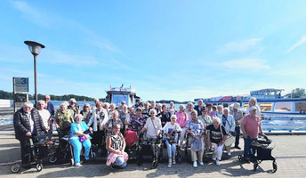 Gruppenbild der Bewohner*innen und Mieter*innen der ProCurand Strausberg im Hafen Bad Saarow