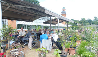 Die Senior*innen der ProCurand Seniorenresidenz Cottbus sind in der Orangerie in Altdöbern.