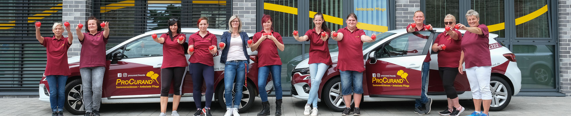 ProCurand Team der Ambulanten Pflege Halle vor der Residenz Am Hallorenring