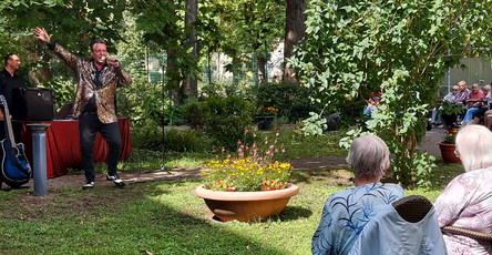 Auftritt des Rock 'n' Rollers Dirk Schütte im Garten der Seniorenresidenz Havelpalais