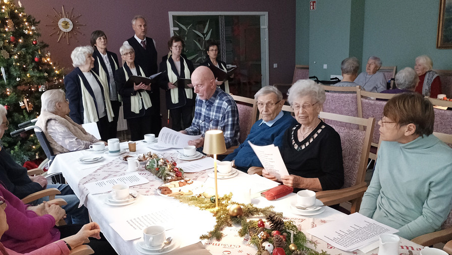 Beim Adventssingen in der ProCurand Seniorenresidenz Cottbus sorgte der Ströbitzer Chor für festliche Stimmung und gemeinsames Singen bekannter Weihnachtslieder.