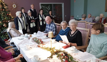 Beim Adventssingen in der ProCurand Seniorenresidenz Cottbus sorgte der Ströbitzer Chor für festliche Stimmung und gemeinsames Singen bekannter Weihnachtslieder.