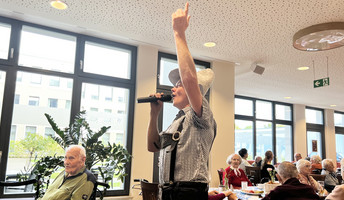 Auf dem Oktoberfest in der Seniorenresidenz Bölschestraße sorgt Musiker Thomas Glück für Feierlaune bei den Bewohner*innen