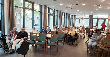 Die Mieter*innen der ProCurand Residenz Am Hallorenring sind sehr froh über das Konzert der Schüler*innen der Musikschule Coda. Die musikalische Darbietung begeistert alle, und viele summen bei den bekannten Melodien mit.