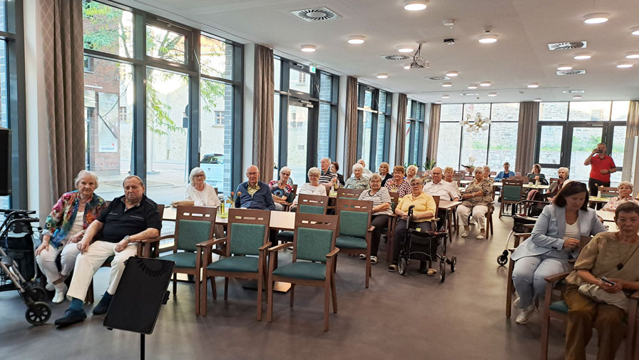 Die Mieter*innen der ProCurand Residenz Am Hallorenring sind sehr froh über das Konzert der Schüler*innen der Musikschule Coda. Die musikalische Darbietung begeistert alle, und viele summen bei den bekannten Melodien mit.