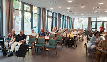 Die Mieter*innen der ProCurand Residenz Am Hallorenring sind sehr froh über das Konzert der Schüler*innen der Musikschule Coda. Die musikalische Darbietung begeistert alle, und viele summen bei den bekannten Melodien mit.