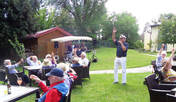 Konzert der Musiktruppe "Bootsmänner" im Park der Seniorenresidenz Am Straussee