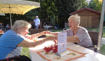 Tischtanz und Schunkeln beim Herbstfest der Strausberger ProCurand