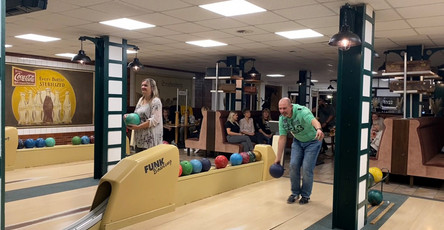 Teamevent in den ProCurand Seniorenresidenzen Senftenberg und Sanft Am See: Bowling und Schnitzel sorgen für eine fröhliche Stimmung und stärken den Zusammenhalt der Mitarbeiter*innen.