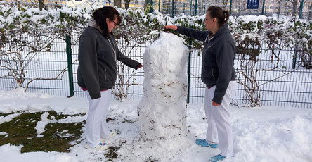 Nach etwa 10 cm Neuschnee bauten die engagierten Mitarbeiterinnen Jenni, Sarah und Anna einen Schneemann für die Bewohner*innen der ProCurand Seniorenresidenz Havelpalais, der schnell zur Attraktion wurde.