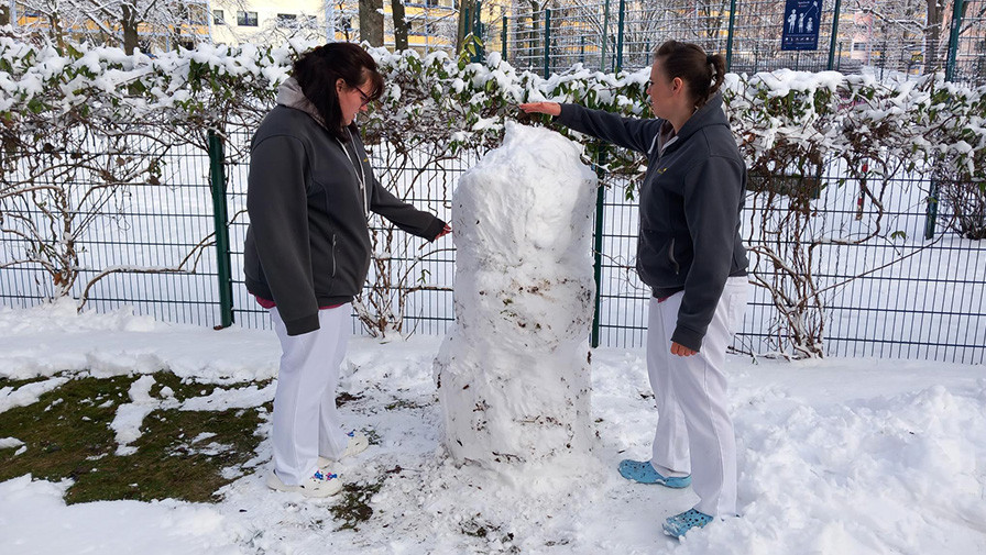 Nach etwa 10 cm Neuschnee bauten die engagierten Mitarbeiterinnen Jenni, Sarah und Anna einen Schneemann für die Bewohner*innen der ProCurand Seniorenresidenz Havelpalais, der schnell zur Attraktion wurde.