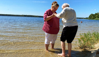 Bewohnerin und Pflegekraft am Senftenberger See, nahe der ProCurand Seniorenresidenz Senftenberg