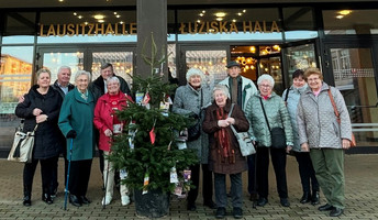 Der Haus-Chor der ProCurand Seniorenresidenz Senftenberg erlebte ein unvergessliches Weihnachtskonzert mit Frank Schöbel in der Lausitzhalle Hoyerswerda.