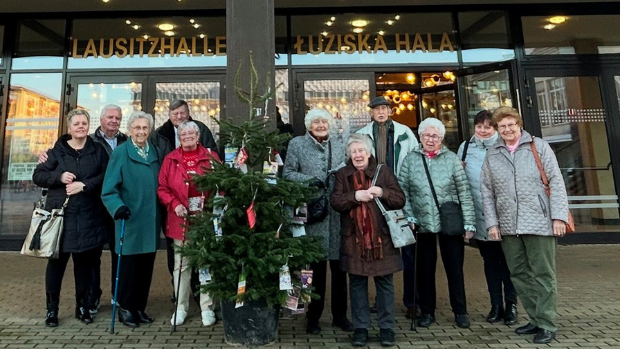 Der Haus-Chor der ProCurand Seniorenresidenz Senftenberg erlebte ein unvergessliches Weihnachtskonzert mit Frank Schöbel in der Lausitzhalle Hoyerswerda.