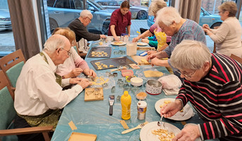 Die Senior*innen der ProCurand Residenz Am Hallorenring in Halle bereiten mit viel Begeisterung und Geschick ihre ersten Weihnachtsplätzchen vor