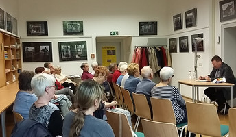 Zuhörer*innen beim Vortrag "Seniorensicherheit" im Quartierszentrum Am Tierpark