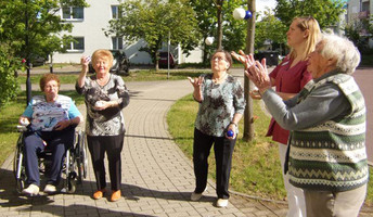 Senior*innen üben draußen das Jonglieren